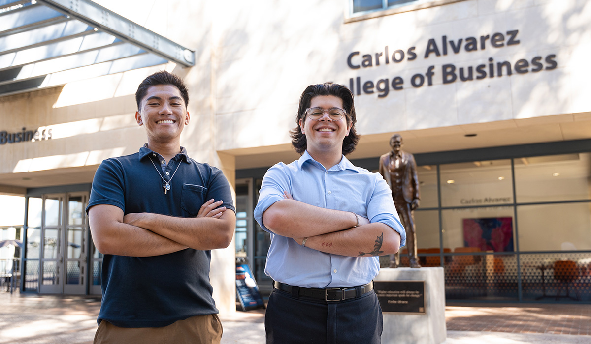 The business of leading a marching band: SOSA drum majors talk about what they’ve learned on the podium - UT San Antonio Today