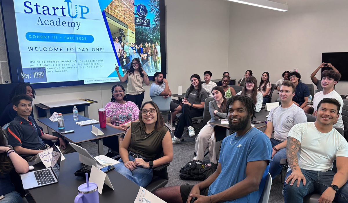 Studierende arbeiten an einem Startup-Projekt im Rahmen eines Universitätsprogramms.