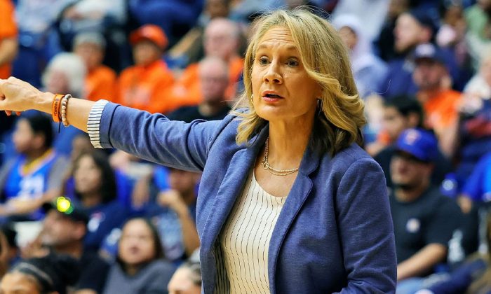 UTSA extends contract of women’s basketball coach Karen Aston