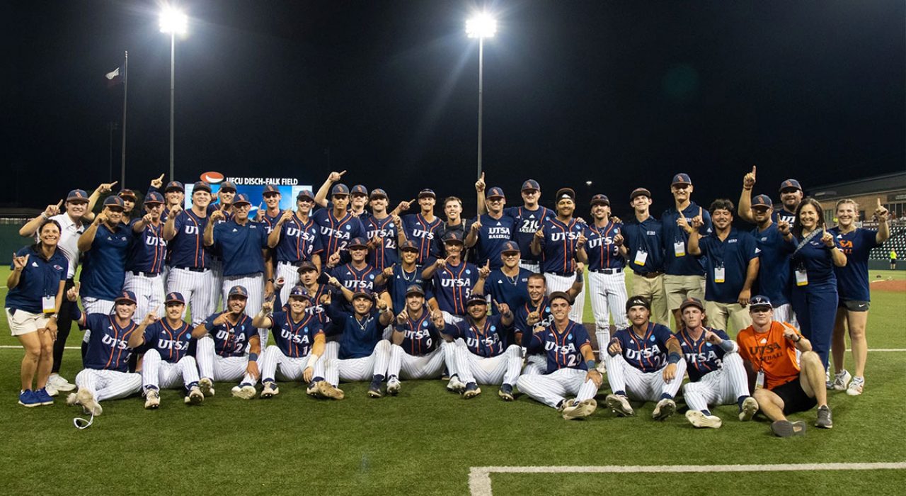 The UTSA Baseball team stands on the field for a group photo.