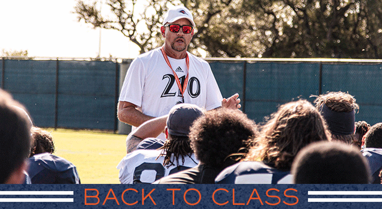 btc-jeff-traylor_780 UTSA head coach Jeff Traylor talks to his team after the Fiesta Spring Football Game in April 2022. The new season starts on September 3 as UTSA hosts Houston at the Alamodome. Photo by Jeff Huehn