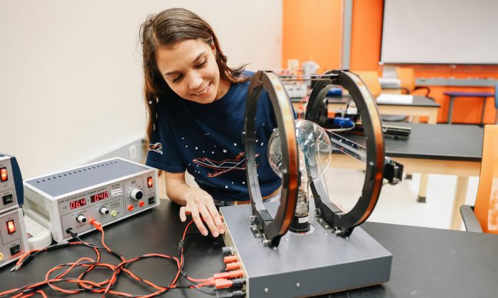 Physics professor and SwRI scientist introduces scholarship for UT San Antonio physics and engineering students