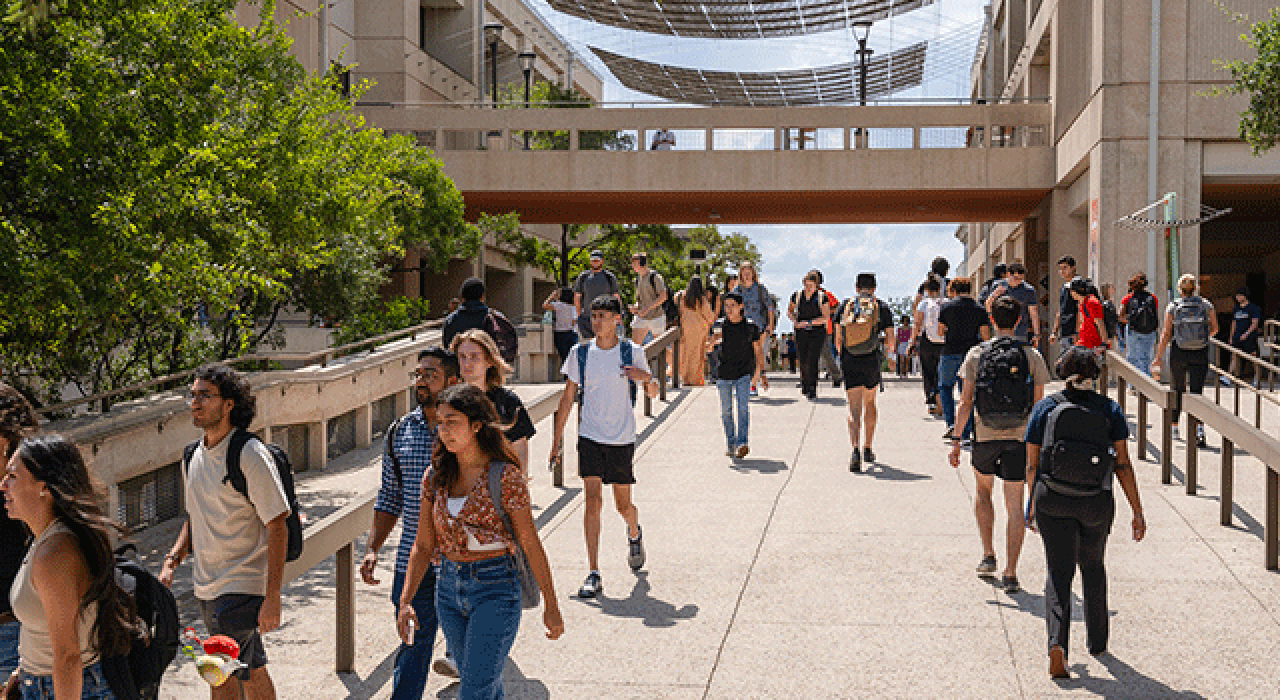 main-campus-sombrilla-plaza-2024_780 main-campus-sombrilla-plaza-2024_780